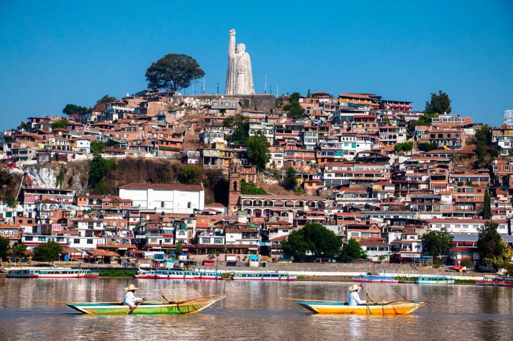 La Secretaría de Turismo (Sectur) impulsará en 2026 una fuerte inversión en infraestructura turística en Michoacán. Conoce lo que se está construyendo y por qué el Volcán Paricutín y Janitzio son imperdibles para tu próxima aventura.