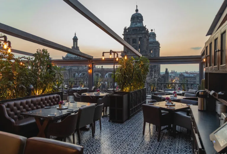 El Balcón del Zócalo. Cenas románticas 2026: ¡Los 7 restaurantes con las mejores vistas de la CDMX para San Valentín!