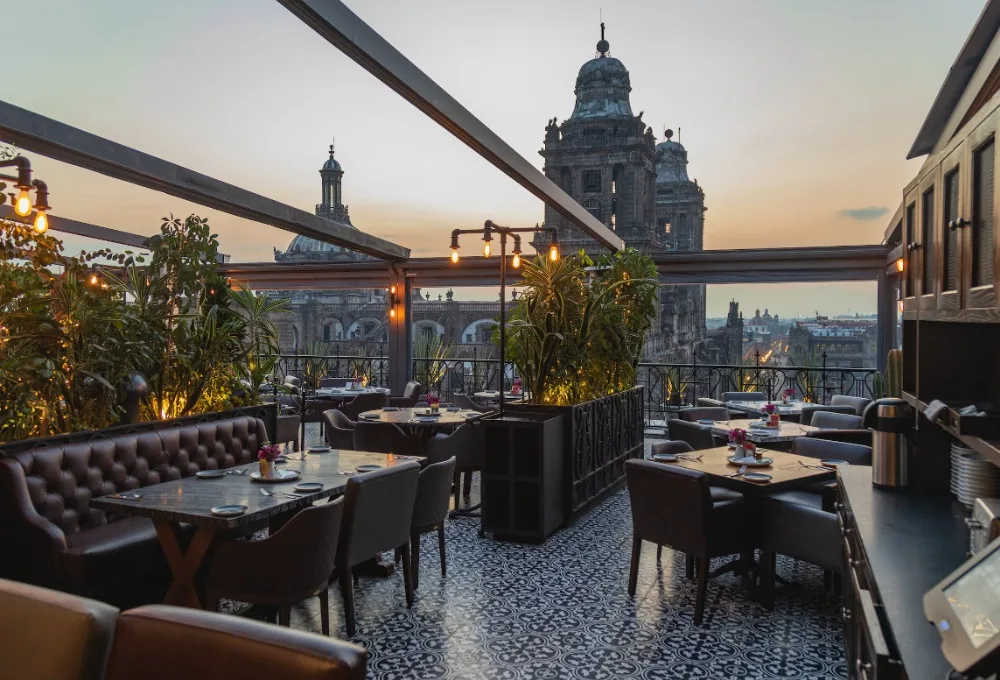 El Balcón del Zócalo. Cenas románticas 2026: ¡Los 7 restaurantes con las mejores vistas de la CDMX para San Valentín!