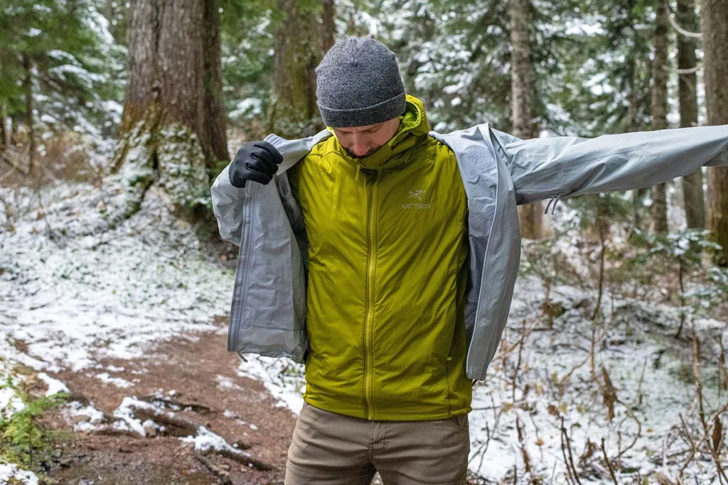 Conoce cómo abrigarte correctamente según los expertos, qué prendas usar y cómo proteger tu cuerpo del clima invernal y los frentes fríos sin afectar tu salud, incluso si estás de viaje.