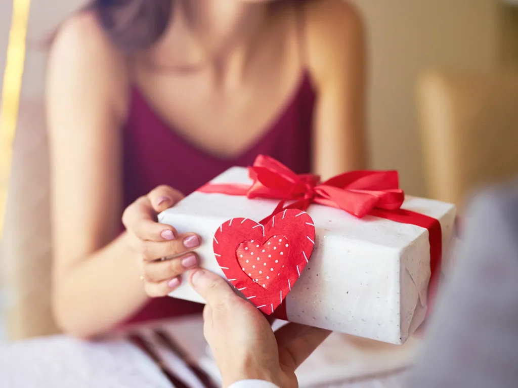 Descubre ideas de regalos para el 14 de febrero con significado real. Conoce el origen de San Valentín, el valor emocional de regalar y opciones pensadas para crear recuerdos, no solo objetos.