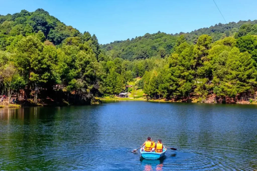 Escápate de la rutina y descubre 5 destinos cerca de CDMX para un fin de semana: balnearios naturales, grutas impresionantes, pueblos con encanto y experiencias gastronómicas únicas, ideales para descansar y viajar sin ir lejos.