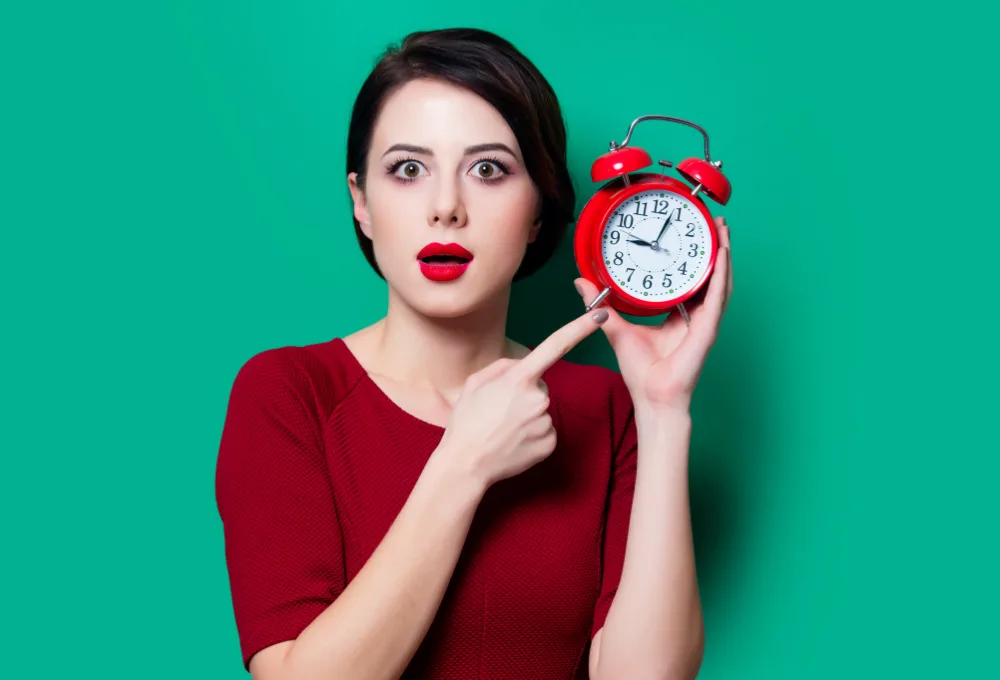 La física cuántica del “Ahorita”. Mujer cno reloj.