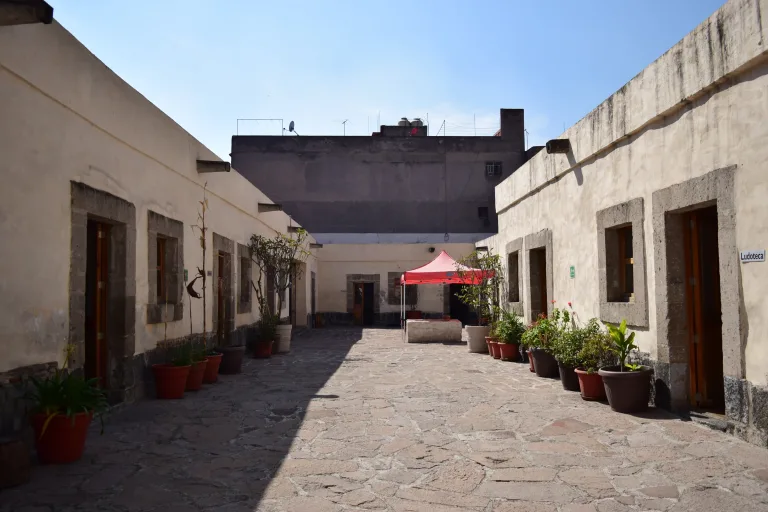 Descubre cuál es la casa más antigua de la CDMX, dónde se encuentra y cuál es su uso actual. Conoce su historia y porque es un tesoro arquitectónico del siglo XVI en el Centro Histórico. ¿La has visitado?