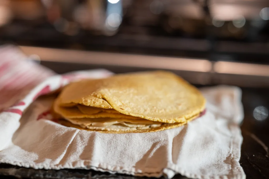 ¿La tortilla es pan? Para ti ¿sí lo es? Descubre por qué este mito es falso y conoce las diferencias históricas, culturales y técnicas entre ambos alimentos.