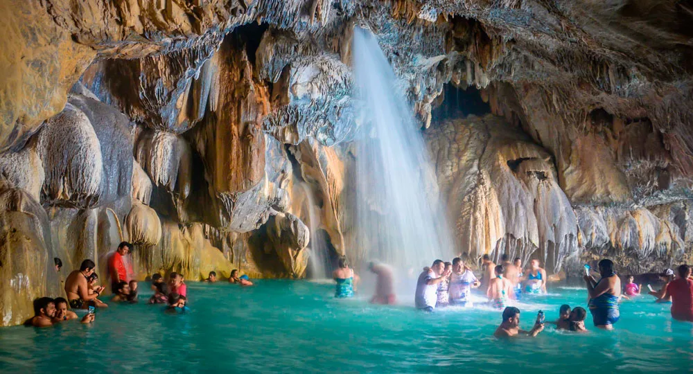 Descubre 5 destinos en México que parecen sacados de otro mundo, desde los oasis termales de Tolantongo hasta el paraíso caribeño de Holbox. Conócelos aquí.