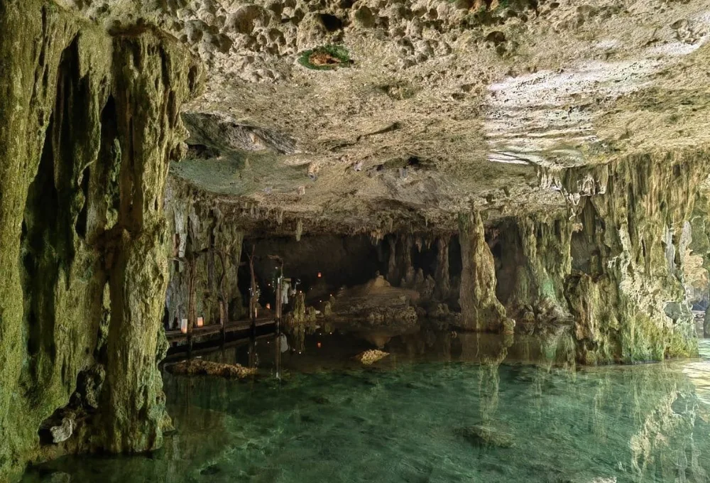 El Espejo de las Columnas -conocido como Cenote Mil Columnas