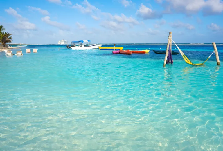 Workcations en el Caribe Mexicano: Descubre por qué Mahahual es el hub definitivo para nómadas digitales este 2026