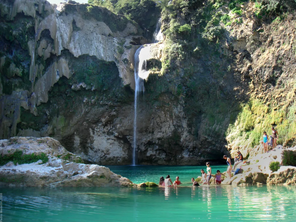 Descubre El Naranjo, en San Luis Potosí, el destino de aguas turquesa en la Huasteca Potosina que puedes visitar con accesos por menos de $100 pesos. Conoce sus cascadas y qué hacer en este paraíso natural. ¿Cuándo te lanzas?