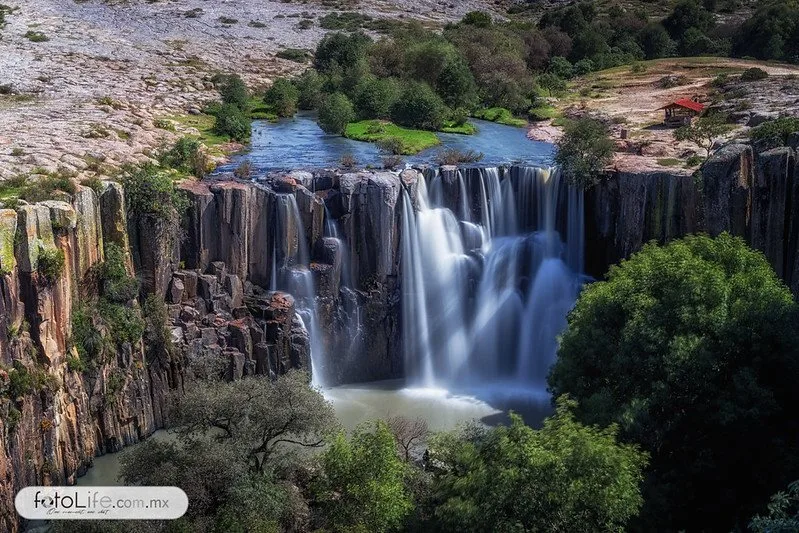 Descúbrelo. Se trata de un encantador Pueblo Mágico con cascadas espectaculares, arquitectura colonial, barbacoa tradicional, queso de rancho artesanal y naturaleza para explorar. Así es este destino perfecto para escapadas de fin de semana. ¿Quién jala para ir?