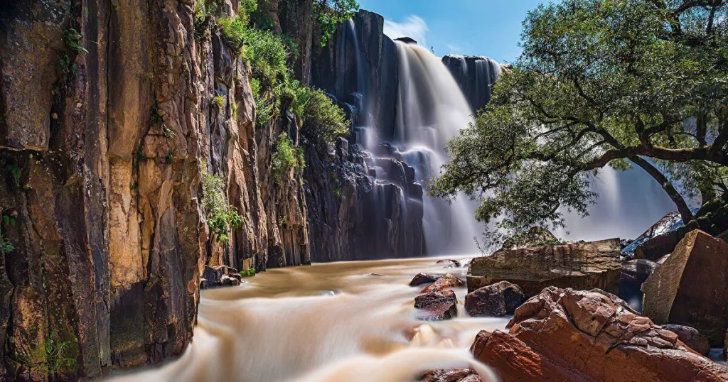 Descúbrelo. Se trata de un encantador Pueblo Mágico con cascadas espectaculares, arquitectura colonial, barbacoa tradicional, queso de rancho artesanal y naturaleza para explorar. Así es este destino perfecto para escapadas de fin de semana. ¿Quién jala para ir?