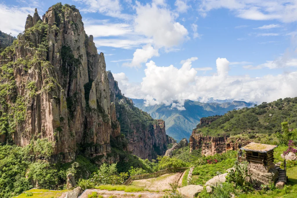 Descubre Guachochi, Pueblo Mágico de Chihuahua y puerta de entrada a la Sierra Tarahumara. Conoce la impresionante Barranca de Sinforosa, conocida como la Reina de las Barrancas, su historia, cultura rarámuri y atractivos naturales. ¿Te gustaría iniciar una nueva aventura?