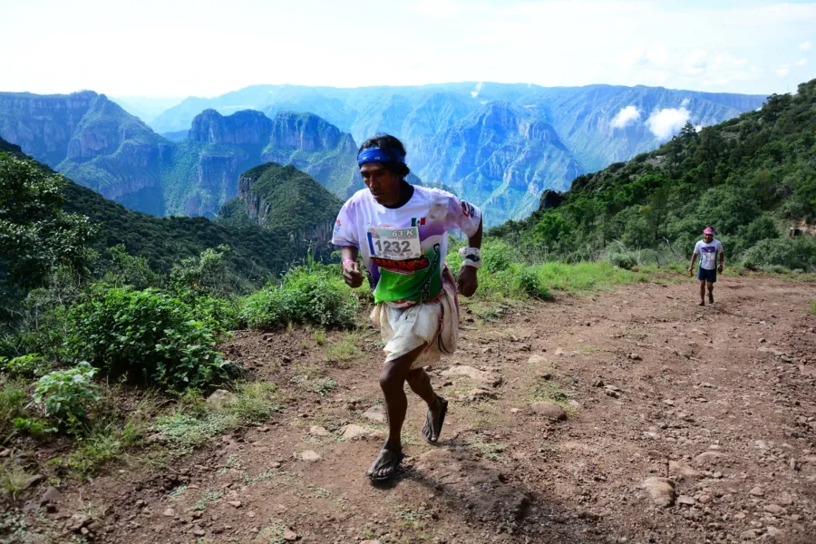 Descubre Guachochi, Pueblo Mágico de Chihuahua y puerta de entrada a la Sierra Tarahumara. Conoce la impresionante Barranca de Sinforosa, conocida como la Reina de las Barrancas, su historia, cultura rarámuri y atractivos naturales. ¿Te gustaría iniciar una nueva aventura?