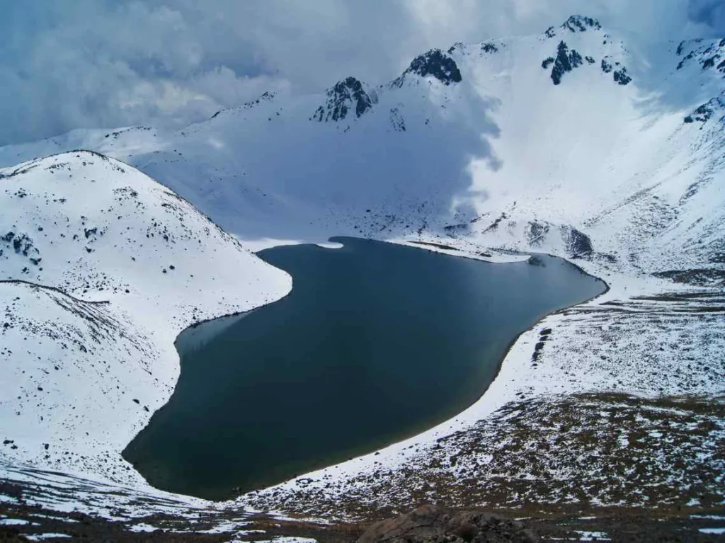 Descubre el Xinantécatl, el volcán donde puedes caminar dentro de su cráter. Conoce la historia, las leyendas del "Hombre Desnudo" y tips para una visita segura. ¿Cuándo empezarás la aventura?
