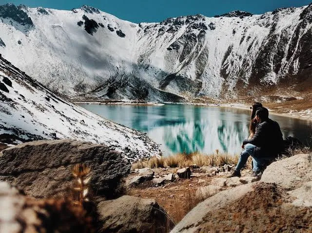 Descubre el Xinantécatl, el volcán donde puedes caminar dentro de su cráter. Conoce la historia, las leyendas del "Hombre Desnudo" y tips para una visita segura. ¿Cuándo empezarás la aventura?