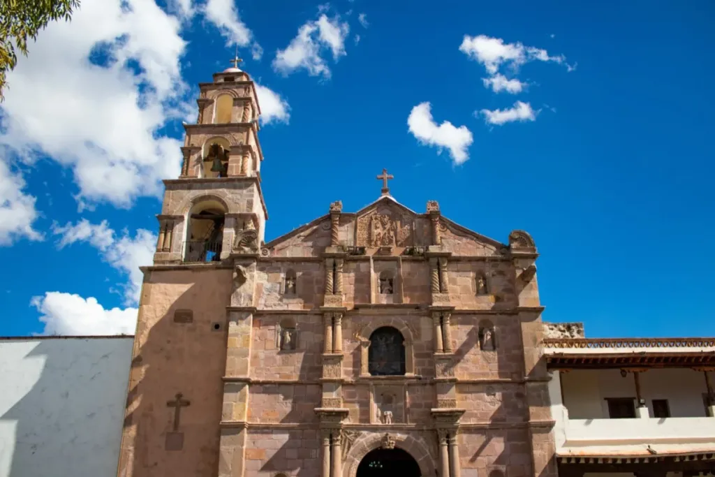 Descúbrelo. Se trata de un encantador Pueblo Mágico con cascadas espectaculares, arquitectura colonial, barbacoa tradicional, queso de rancho artesanal y naturaleza para explorar. Así es este destino perfecto para escapadas de fin de semana. ¿Quién jala para ir?