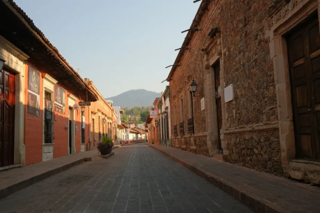 Descubre Cotija, Michoacán, el auténtico paraíso del queso Cotija en México. Historia, tradición, cómo llegar, qué hacer y atractivos turísticos en este Pueblo Mágico lleno de sabor y cultura.
