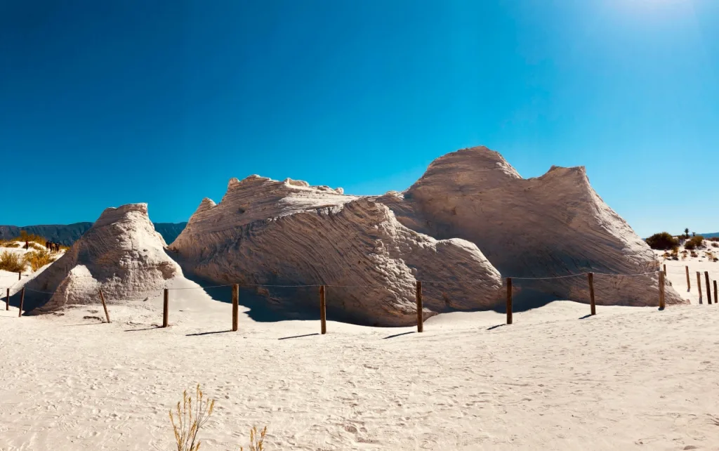 ¡Viaja al origen de la vida! Explora las pozas turquesas y dunas de yeso en Cuatro Ciénegas, Coahuila. Guía de viaje, historia y tips de turismo responsable. ¿Te gustaría ir?