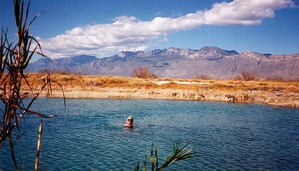 ¡Viaja al origen de la vida! Explora las pozas turquesas y dunas de yeso en Cuatro Ciénegas, Coahuila. Guía de viaje, historia y tips de turismo responsable. ¿Te gustaría ir?