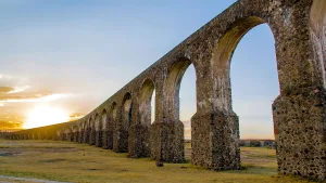 Descubre la Ruta del Camino Real en el Estado de México, un road trip lleno de historia virreinal, leyendas de fantasmas, arquitectura de cantera y tradición pulquera. Conoce qué ver, su origen y por qué es un viaje imperdible.