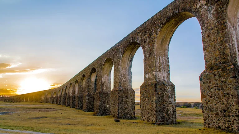 Descubre la Ruta del Camino Real en el Estado de México, un road trip lleno de historia virreinal, leyendas de fantasmas, arquitectura de cantera y tradición pulquera. Conoce qué ver, su origen y por qué es un viaje imperdible.