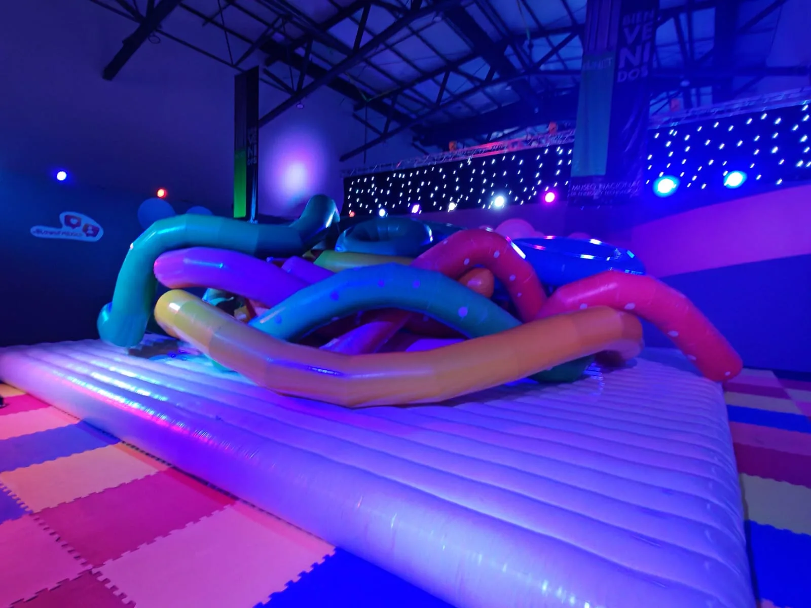 Descubre la experiencia inflable en el Bosque de Chapultepec con dinosaurios, pelotas gigantes y salas marinas. Te contamos dónde está, qué incluye y por qué es ideal para todas las edades. ¿Jalas a la aventura?