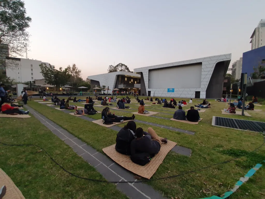 Descubre 5 planes al aire libre para disfrutar la primavera en CDMX: picnic en el Museo Tamayo, Parque Masayoshi Ohira, brunch en Desierto Norte, cine en la Cineteca y paseo en La Mexicana. ¿A cuál irás?