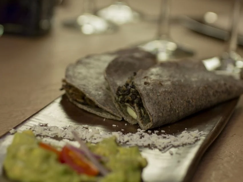 ¡Mucho más que "hierbas"! Descubre por qué los quelites son el superalimento mexicano definitivo en 2026. Conoce su historia milenaria, su asombroso valor nutricional y cómo están conquistando a la alta cocina. ¿Los has probado?