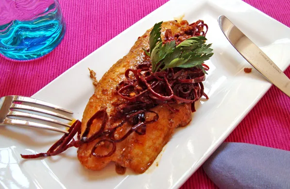 Descubre Jiquilpan, famoso por su delicioso pescado en chile colorado preparado especialmente durante la Cuaresma. Conoce su historia, gastronomía, atractivos culturales y por qué es un destino imperdible para los amantes del turismo gastronómico.