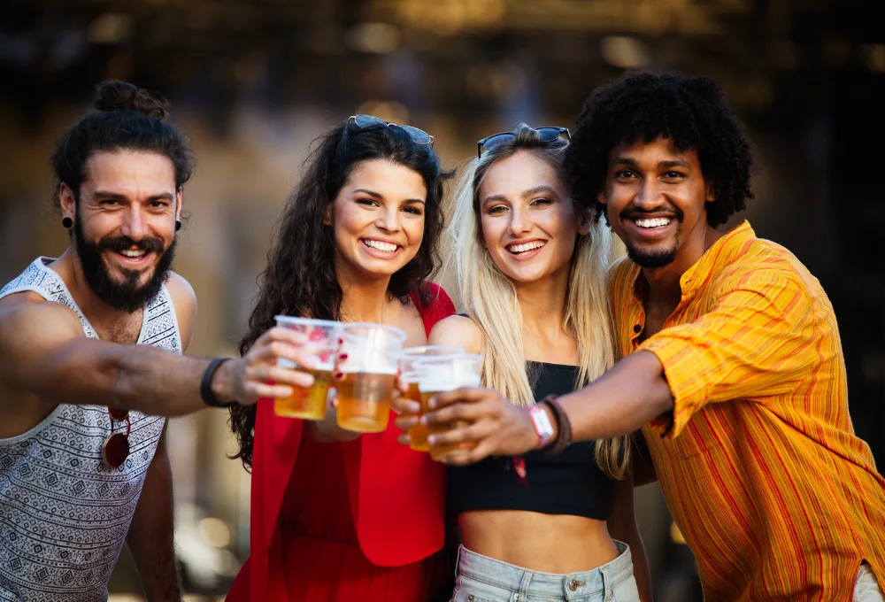 Amigos bebiendo cerveza