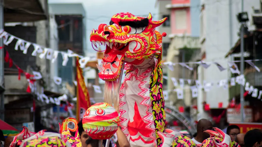 Descubre a qué hora es el desfile de dragones por el Año Nuevo Chino en la CDMX, dónde se realiza, su significado cultural y qué actividades gratuitas podrás disfrutar en el Centro Histórico.