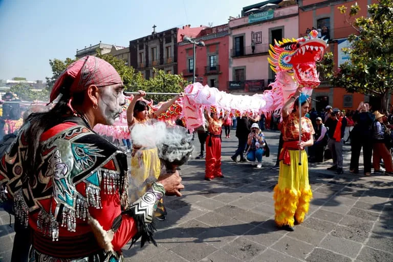 Descubre a qué hora es el desfile de dragones por el Año Nuevo Chino en la CDMX, dónde se realiza, su significado cultural y qué actividades gratuitas podrás disfrutar en el Centro Histórico.