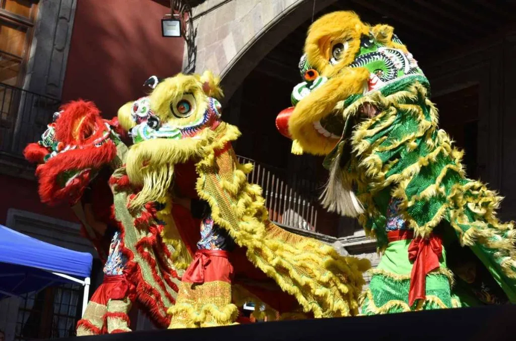 Descubre a qué hora es el desfile de dragones por el Año Nuevo Chino en la CDMX, dónde se realiza, su significado cultural y qué actividades gratuitas podrás disfrutar en el Centro Histórico.