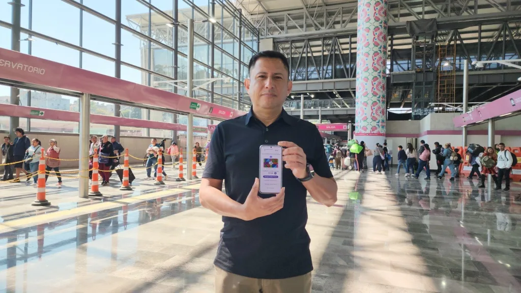 El Metro de la CDMX ya permite pagar con la Tarjeta Virtual de Movilidad Integrada desde el celular. Descubre cómo activarla, cómo recargarla y en qué sistemas de transporte funciona.