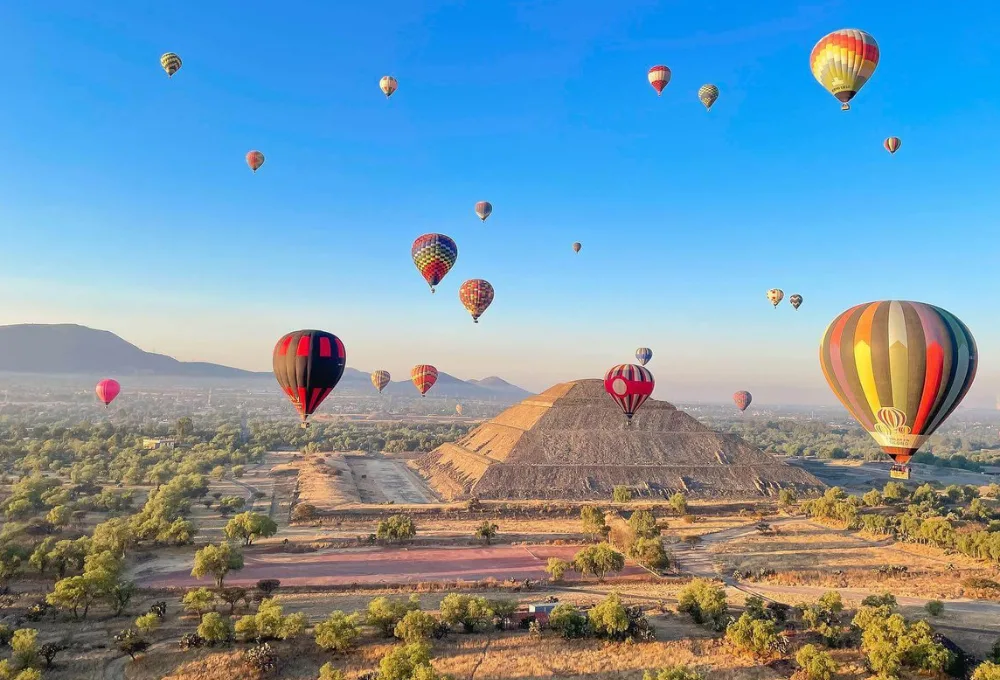 San Valentín en el aire: ¿Cuánto cuesta rentar un globo aerostático privado en Teotihuacán este 2026?