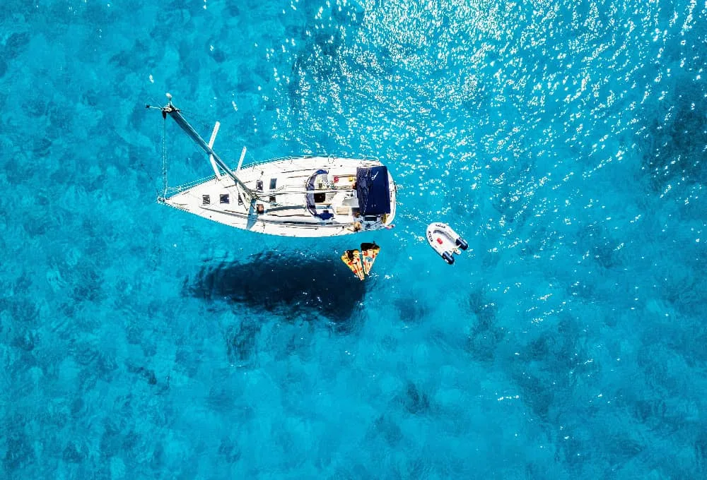 Subirse a un kayak, es de las actividades favoritas del turismo náutico.