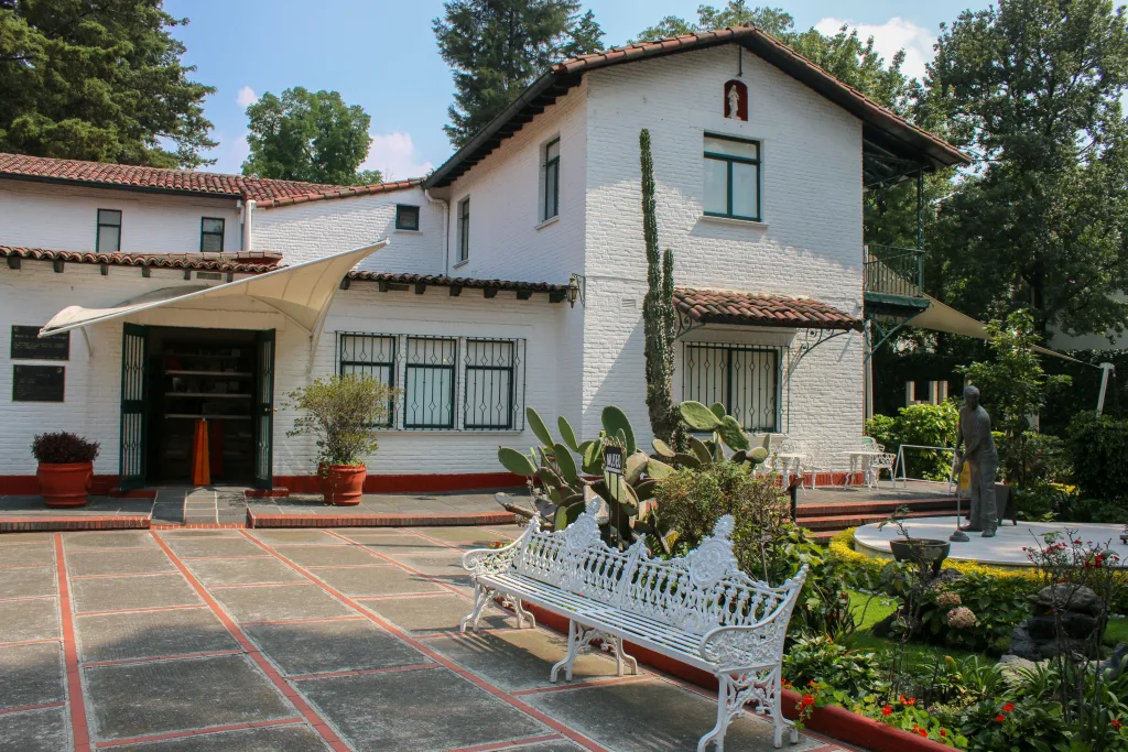 Descubre los mejores museos en Coyoacán para visitar después del trabajo. Historia, arte y cultura en uno de los barrios más emblemáticos de la Ciudad de México. ¿Ya fuiste a todos?
