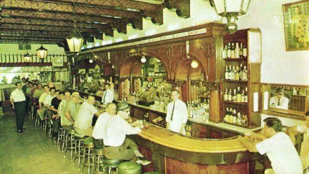 Descubre el origen real de la Margarita, el icónico cóctel nacido en el Club Kentucky de Ciudad Juárez. Historia, datos curiosos y receta original para prepararlo en casa. ¿Te gusta?
