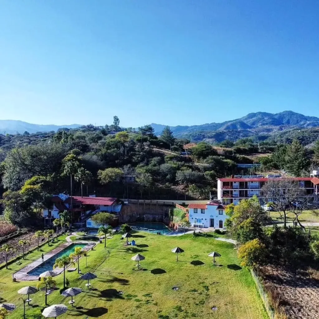 Descubre las mejores aguas termales en Hidalgo, sus beneficios, historia y los destinos imperdibles para relajarte entre montañas. Una experiencia natural única en México. ¿Te vas a lanzar?