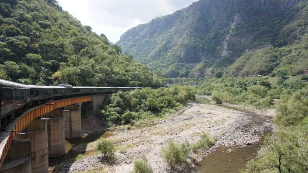 Descubre Batopilas, Pueblo Mágico de Chihuahua, famoso por su calle azul y su historia minera en la Sierra Tarahumara. ¿Ya lo conocías?