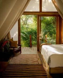 Descubre dónde hospedarte en Bacalar esta Semana Santa. Hoteles frente a la laguna, columpios sobre el agua y experiencias únicas en el Caribe mexicano. ¿Cuál te gusta más?
