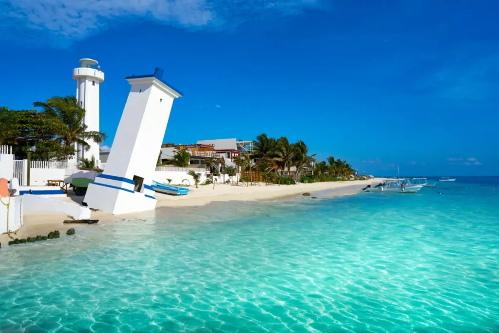 Descubre rincones del sureste mexicano donde el mar es tranquilo, el ambiente invita a relajarte y la gastronomía convierte cada momento en una experiencia inolvidable. ¿Cuál de ellos te gustaría conocer?