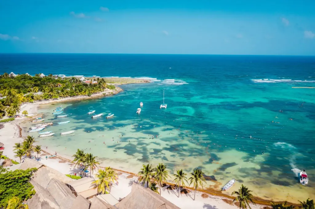 Descubre rincones del sureste mexicano donde el mar es tranquilo, el ambiente invita a relajarte y la gastronomía convierte cada momento en una experiencia inolvidable. ¿Cuál de ellos te gustaría conocer?