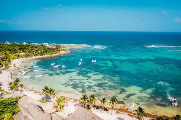 Descubre rincones del sureste mexicano donde el mar es tranquilo, el ambiente invita a relajarte y la gastronomía convierte cada momento en una experiencia inolvidable. ¿Cuál de ellos te gustaría conocer?