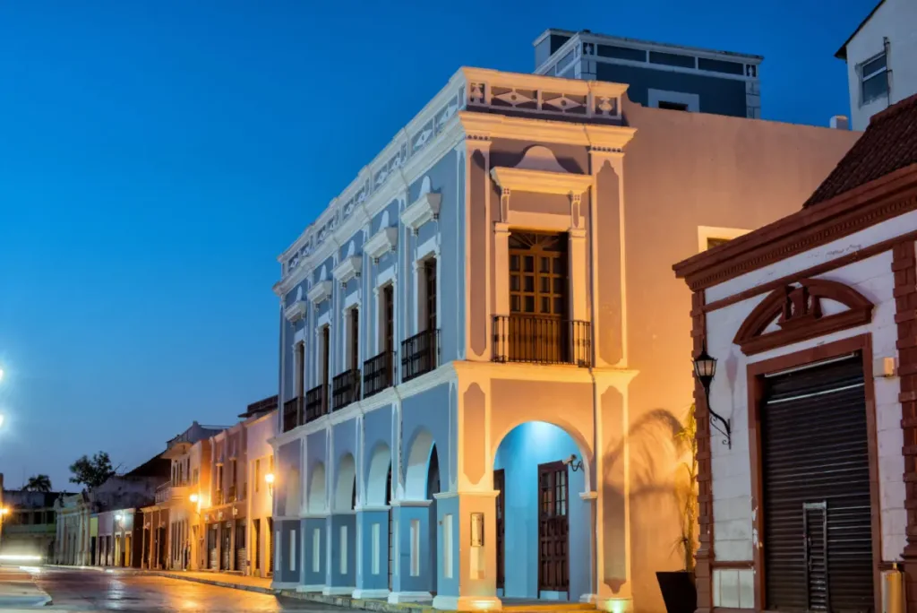 Descubre rincones del sureste mexicano donde el mar es tranquilo, el ambiente invita a relajarte y la gastronomía convierte cada momento en una experiencia inolvidable. ¿Cuál de ellos te gustaría conocer?