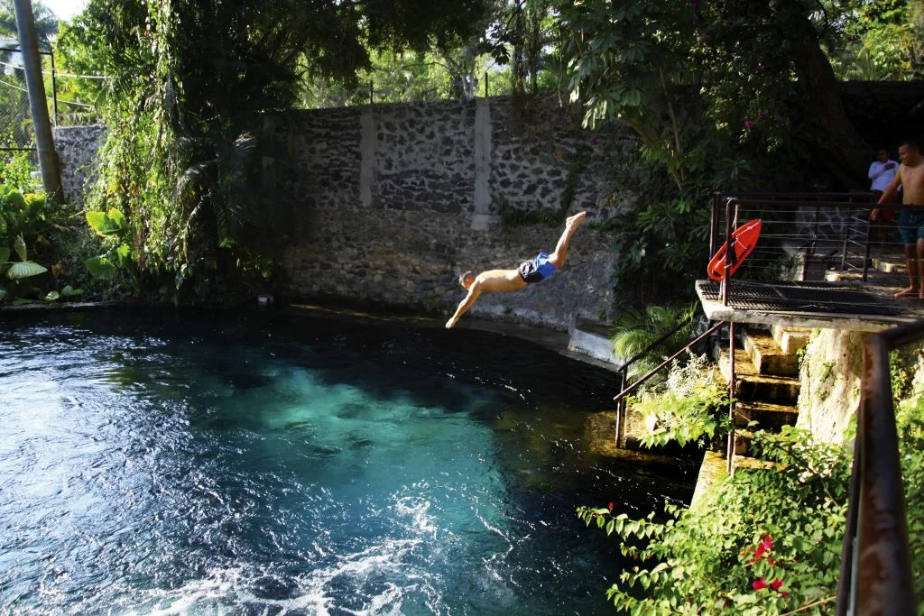Descubre Las Estacas en Morelos, un paraíso natural con pozas cristalinas a solo 2 horas de la CDMX. Historia, cómo llegar, qué hacer y tips para disfrutar este oasis natural. ¿Cuándo vas a conocerlas?
