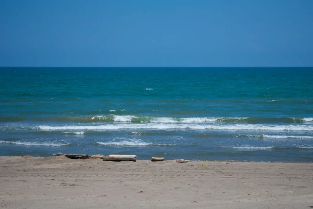 Descubre 5 playas cercanas a la CDMX ideales para Semana Santa: Chachalacas, Costa Esmeralda, Troncones, Tecolutla y Tuxpan. ¿Cuál es tu favorita?