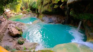 Descubre las Pozas Azules de Atzala en Guerrero, un paraíso natural de aguas turquesa con entrada accesible. Ideal para una escapada cerca de la CDMX.