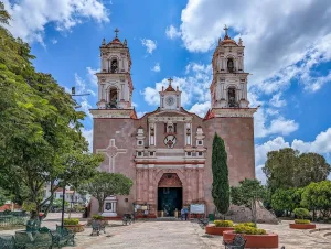 Descubre Tonatico, Pueblo Mágico del Estado de México, famoso por sus grutas, cascadas y aguas termales. Conoce su historia, naturaleza y los lugares imperdibles para visitar.