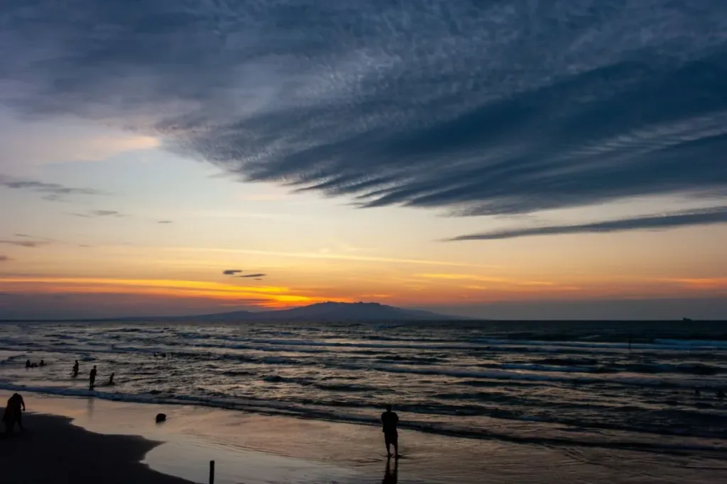 Descubre 5 destinos con vuelos directos desde CDMX perfectos para viajar en Semana Santa: Palenque, San Felipe, Coatzacoalcos, Manzanillo y Ciudad del Carmen. Conoce qué hacer en cada lugar. ¿Estás listo para las vacaciones de Semana Santa?